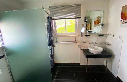 Modern Red & Blue Apartment - Photo 17