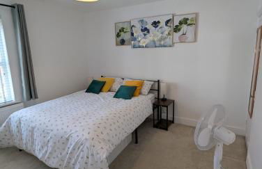 Fantastic 3-Bedroom House in Crawley - 10 mins from Gatwick - Foto 6