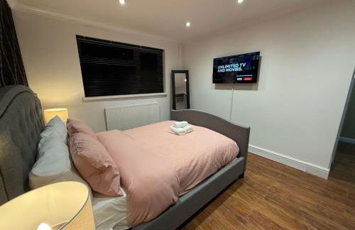 Stylish & Cosy Home in Bridgend with free parking - Photo 25