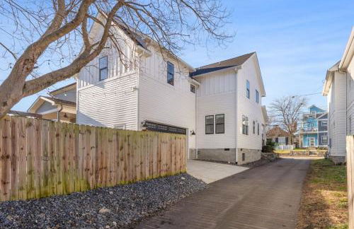 Modern House by Downtown with Garage and Fenced-in Yard - Foto 48