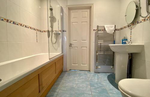 Beautiful 5 Bed 3 Bathroom Detached Family Home 8 - Photo 16