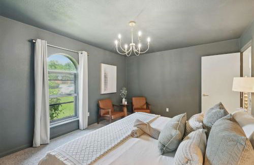 Spacious 5BR Getaway with Pool - Foto 41