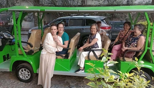 Tour por el barrio de San Ángel - Foto 4, Un grupo de turistas subidas al vehículo eléctrico