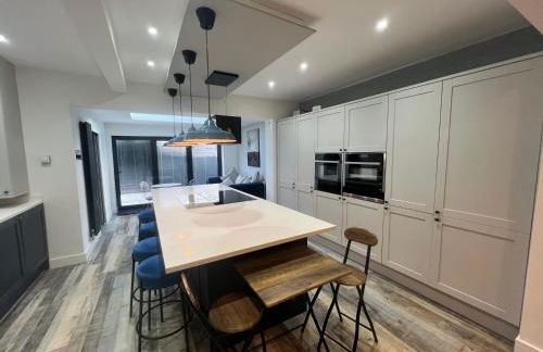 Whole house -Sleeps4-Parking-Garden-BikingHiking - Foto 9