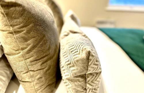 Exclusive Marina View Apartment Free Parking - Photo 10