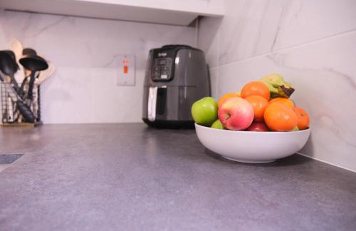 2BR City Centre Apartment By Travel Lets Short Term Rental Agency Derry With Free WiFi - Foto 26