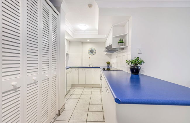 Elouera Tower Beachfront Apartments - Photo 25