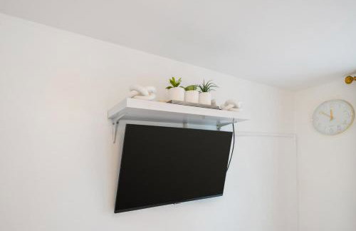 5 Min to Heathrow & Uxbridge Station with Parking - Photo 32