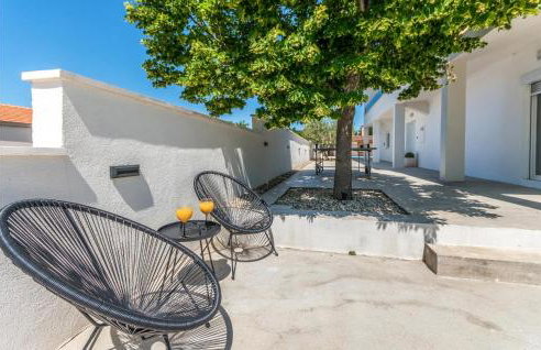 Gorgeous Home In Nadin With Wifi - Photo 16