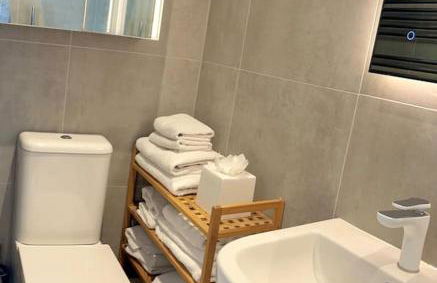 Relaxing private entrance ensuite room with stunning sea view and swimspa - Photo 20