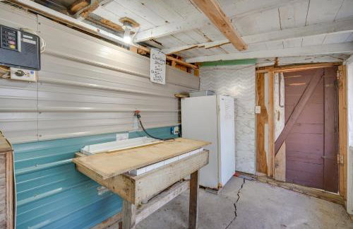 Stone Lake Cabin with Private Deck and Fire Pit! - Foto 29