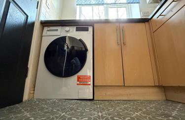 Home away Tamworth Staffordshire 4 Bedroom 3 Bathroom - Semi Detached House - Foto 36