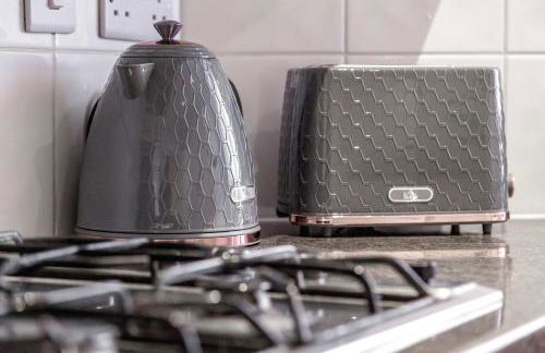 Stylish & Modern 2-Bedroom London Hideaway - King Bed- Sleeps 6 - Parking Available - Instant Book - 20 Percent Off Long Stays! - Foto 33