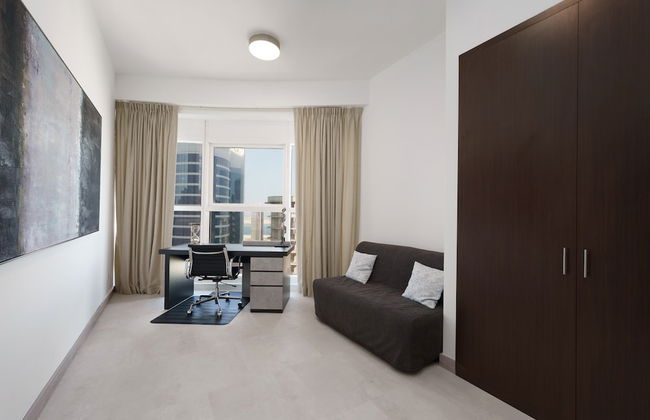 Maison Privee - Elegant and Panoramic Sea View Apt on Al Reem Island - Photo 9