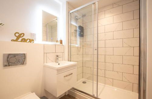 Welcome - BUSINESS or PLEASURE! Southampton 'City Vibes' # Stylish Apartment with Outdoor Courtyard! 1-4 Guests BOOK YOUR CITY BREAK or PRE-CRUISE STAY! CLOSE TO MAYFLOWER THEATRE, UNIVERSITIES, CRUISE TERMINALS, HOSPITALS & SHOPS! - Photo 25