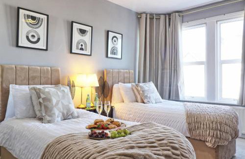 Large Southend Beach House Sleeps 8 Free Parking x 2 Perfect for Contractors 4 King Beds or 8 Single Beds by The Opulent Property Project UK - Foto 1