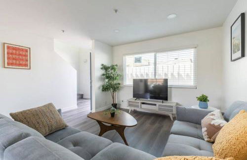 Modern 2BR Condo with King Bed & Balcony near LA - Foto 8