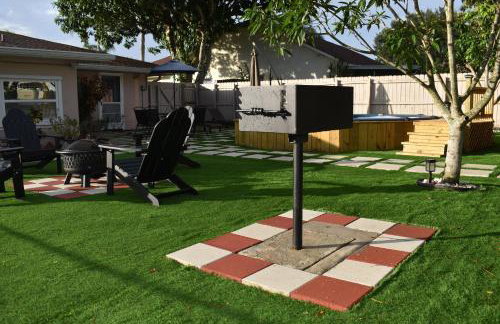 Blisscapade Pool Movie Theater Games Backyard - Foto 2