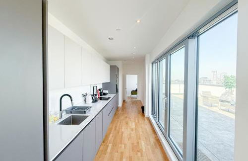 Lux 3-Bedroom Penthouse in Battersea with 3 Private Balconies near Clapham , Nine Elms by NourNest Apartments - Foto 25