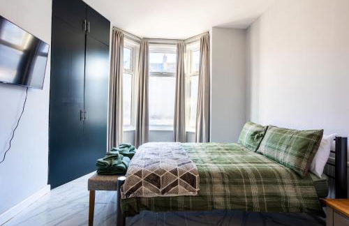 Amazing 3 bedroom, 2 bathroom, ground floor flat with garden, near train Station and bus stop - Foto 17