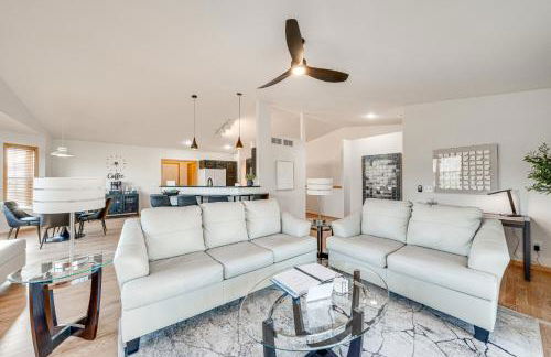 Luxury Prairie Retreat 5 Min from Madison! - Photo 13