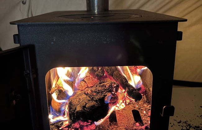 Cozy Winter Hot Tent With Log Burner, Tv & Hot tub - Foto 9