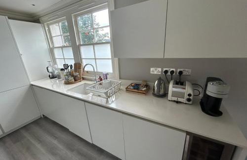 Beautiful and spacious 2 bed, 2 bath apartment bordering Fulham and Chelsea - entire apartment with private entrance - Foto 12