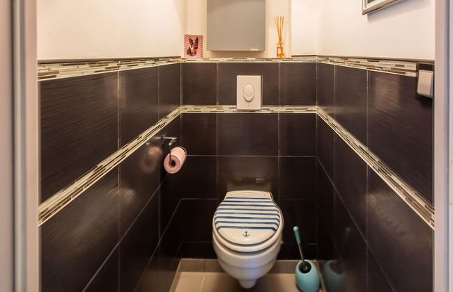 Beautiful Holiday Home With Swimming Pool - Photo 21