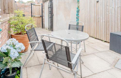 Charming Victorian Terrace near City with Free Parking - Foto 34