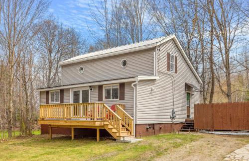 Cozy 3BR Retreat in Downtown Bethlehem - Hot Tub, Trails, Near Ski & Hike - Photo 11