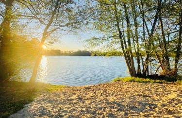 Modernes Ferienhaus mit 4 separaten Appartements, je mit vollausgestatteter Küchenzeile und eigenem Bad, 2 Gehminuten zum Badesee, Garten, Grillplatz, Kinderspielbereich, Hunde sind willkommen - Foto 1