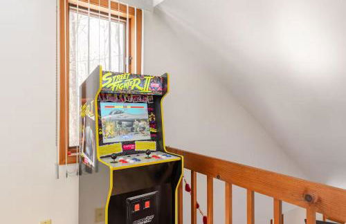 Cozy Cabin at Poconos With Hot Tub and Fire Pit - Foto 8