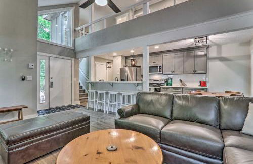 Unwind Fireside and Walk to Slopes! Poconos Getaway - Foto 1