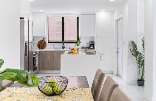 April Sale! 4 BR - Private Pool, Grill, Soaking Tub, Near Coral Gables & MIA Airport - Photo 42