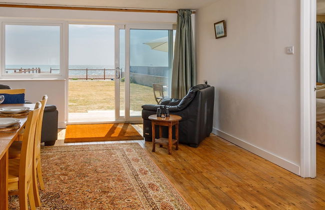 Sunny Seafront Chalet - Sleeps 6 - Photo 13