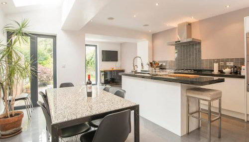 Spacious 4 Bedroom Character Home in Pontcanna - Foto 1