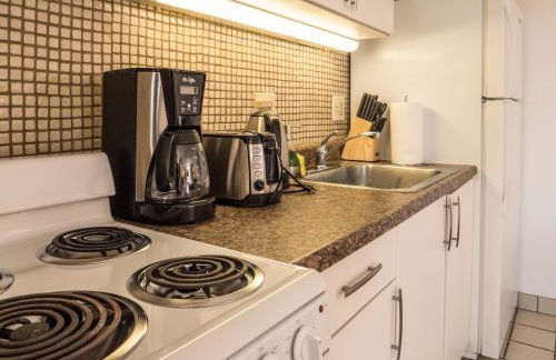 Tropical Studios at Marine Surf Waikiki - FREE PARKING - BEST LOCATION - FULL KITCHEN - SWIMMING POOL - Foto 102