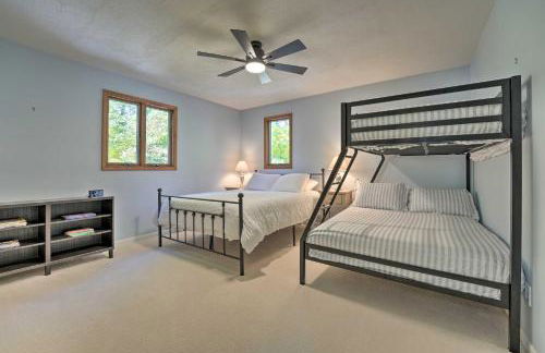 Spacious Delton Home with Fire Pit and Lake Views - Foto 28