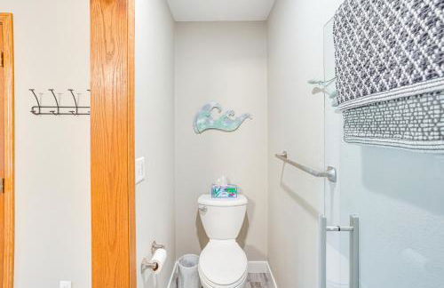 Family-Friendly Lakeview Cottage with Deck and View - Foto 10