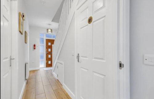 Upscale 3 Bedroom 3 Bathroom Detached House - Central Location - Free Driveway Parking, 75'' Smart TV, Fast WiFi and Snug Room by Yoko Property - Foto 17