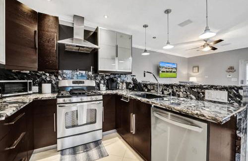 Beach Isles Modern 1BR Waterfront Apartment with Patio - Foto 22