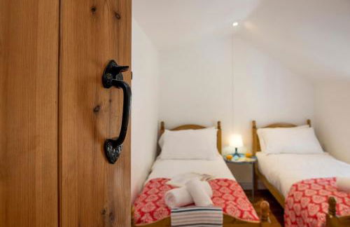 Hawkins Cottage with Hot Tub - Photo 18