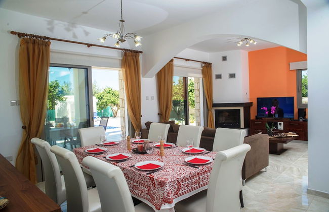 Stunning new Beach Front Villa,1st Line to the Beach, Large Pool, Wonderful Area - Foto 22