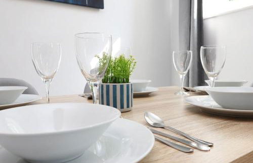 Modern 3 Bed - M4 ACCESS - Wi-Fi - Photo 46