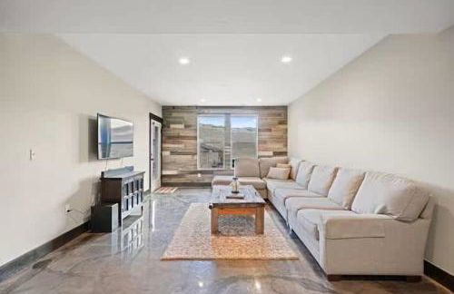 Spacious 5BR Family Townhome with Hot Tub and Garage - Foto 26
