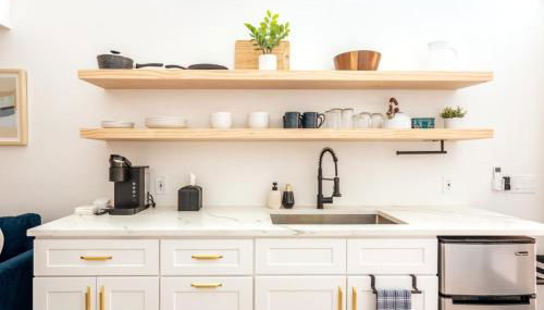 Cozy and Bright Mid-Century Gem in Eastside Action - Foto 3