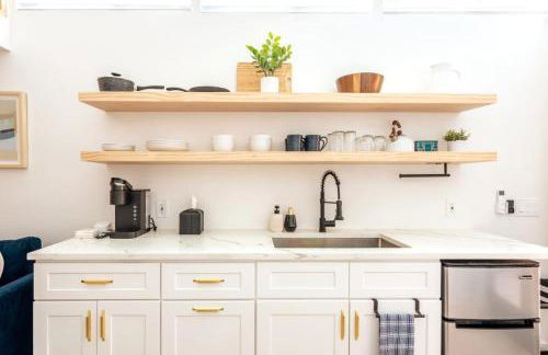 Cozy and Bright Mid-Century Gem in Eastside Action - Foto 3