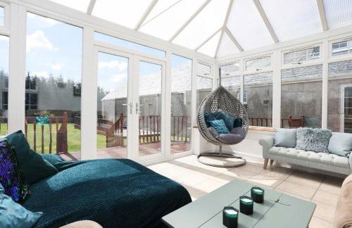 JOIVY Greenknowes Estate with Hot Tub and Bar - Farmhouse and Lodge - Photo 35