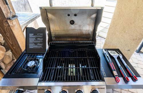 Secluded Mtn Top Family Haven w/Views Spa & Arcade - Photo 60