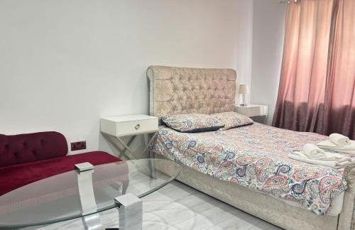 Nicely furnished 2 Bedroom Property Independent with Parking - Foto 2